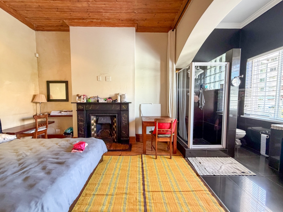 6 Bedroom Property for Sale in Green Point Western Cape